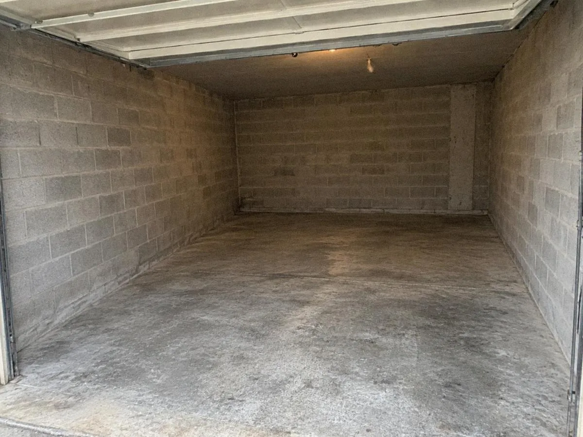 Le même garage vide et balayé, après le débarras