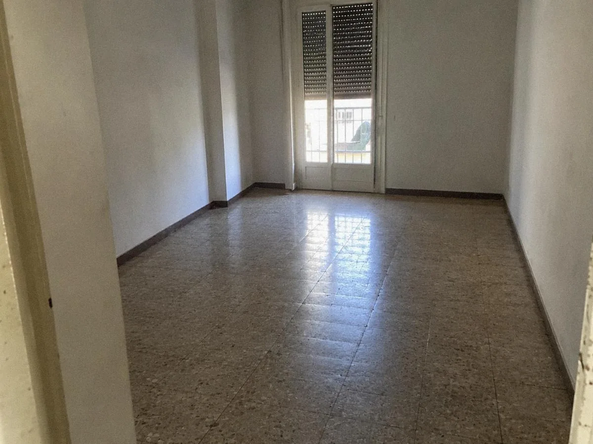 Le même appartement vide et propre, après le débarras