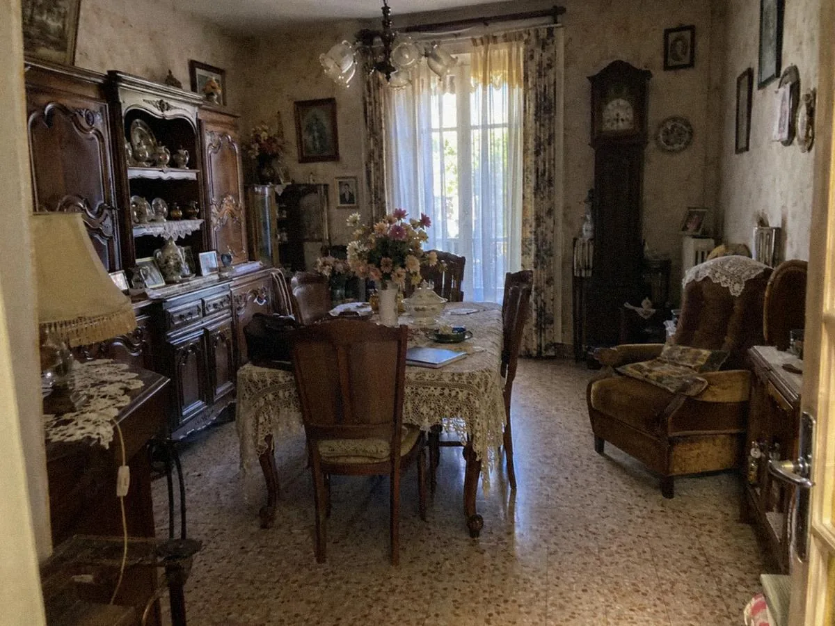 Pièce meublée à l'ancienne, avant le débarras de succession
