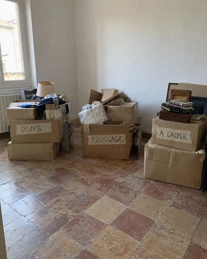 Cartons triés par catégorie pendant un débarras